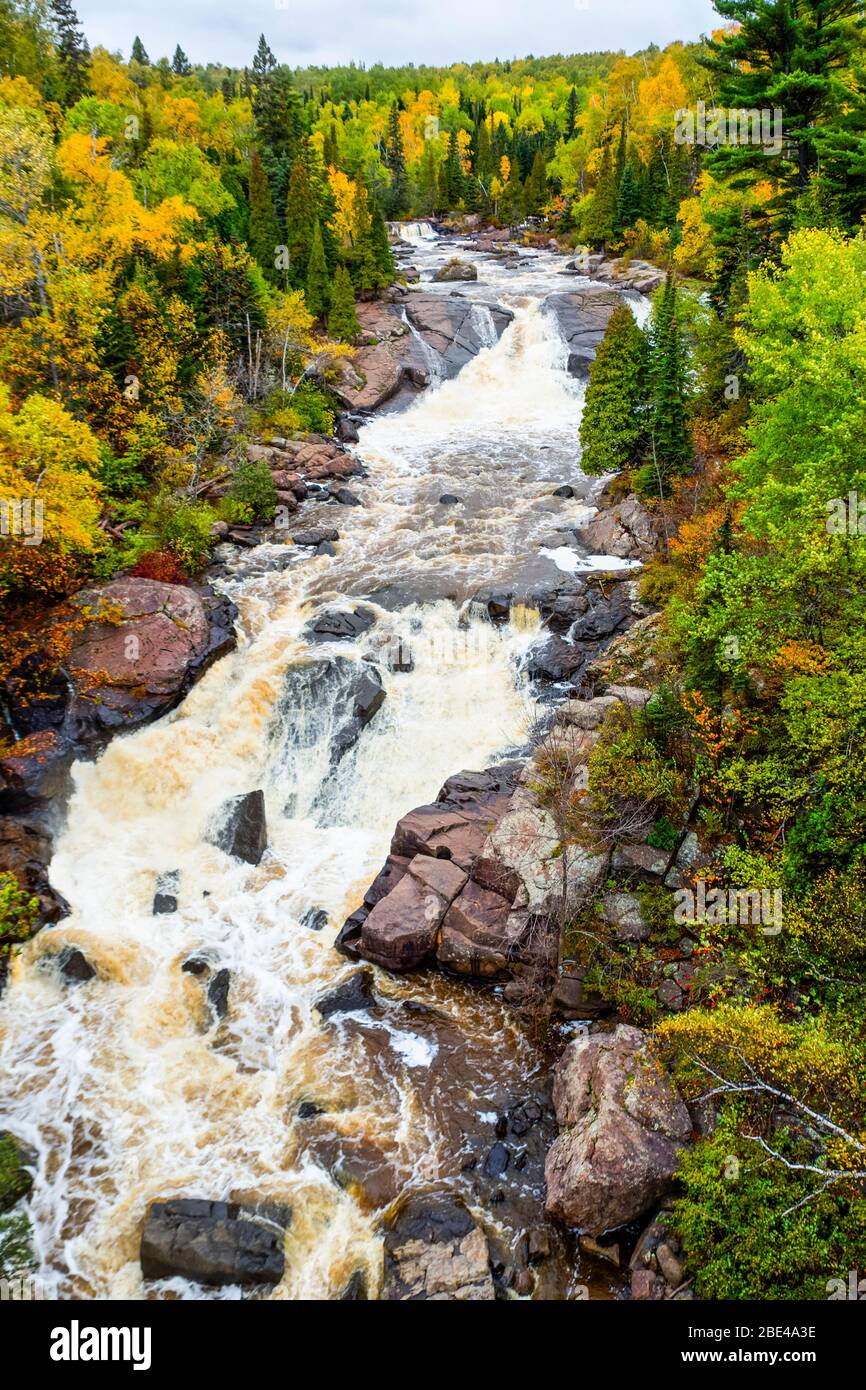 Il fiume Beaver si affaccia su un paesaggio di colori autunnali; Minnesota, Stati Uniti d'America Foto Stock