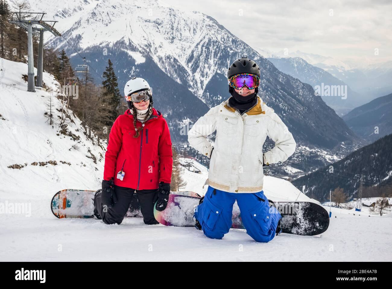 Due ragazze snowboard in Valle d'Aosta, lato italiano del Monte Bianco;  Courmayeur, Valle d'Aosta, italia Foto stock - Alamy