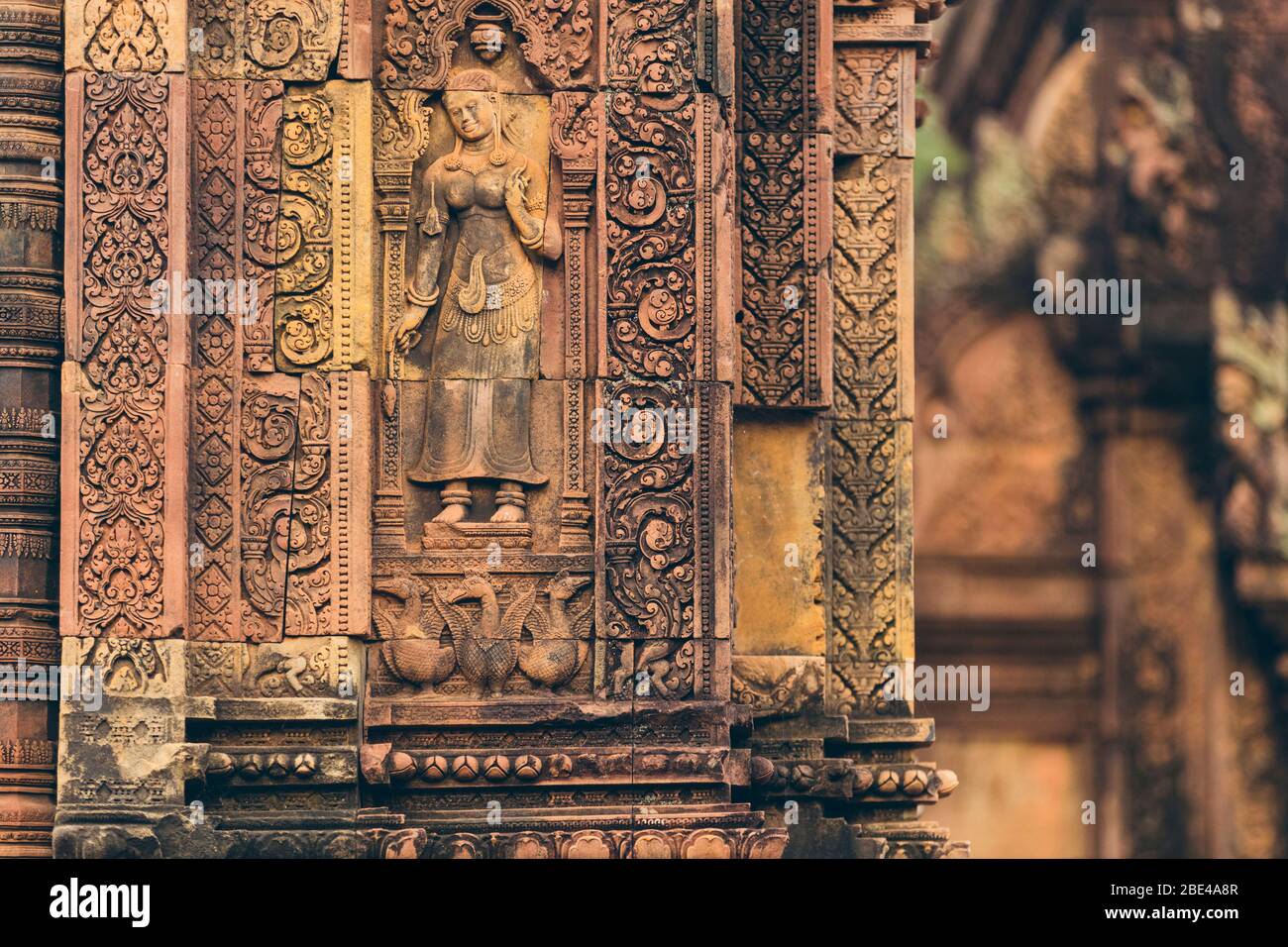 Particolare della facciata scolpita al tempio di Banteay Srei, complesso di Angkor Wat; Siem Reap, Cambogia Foto Stock