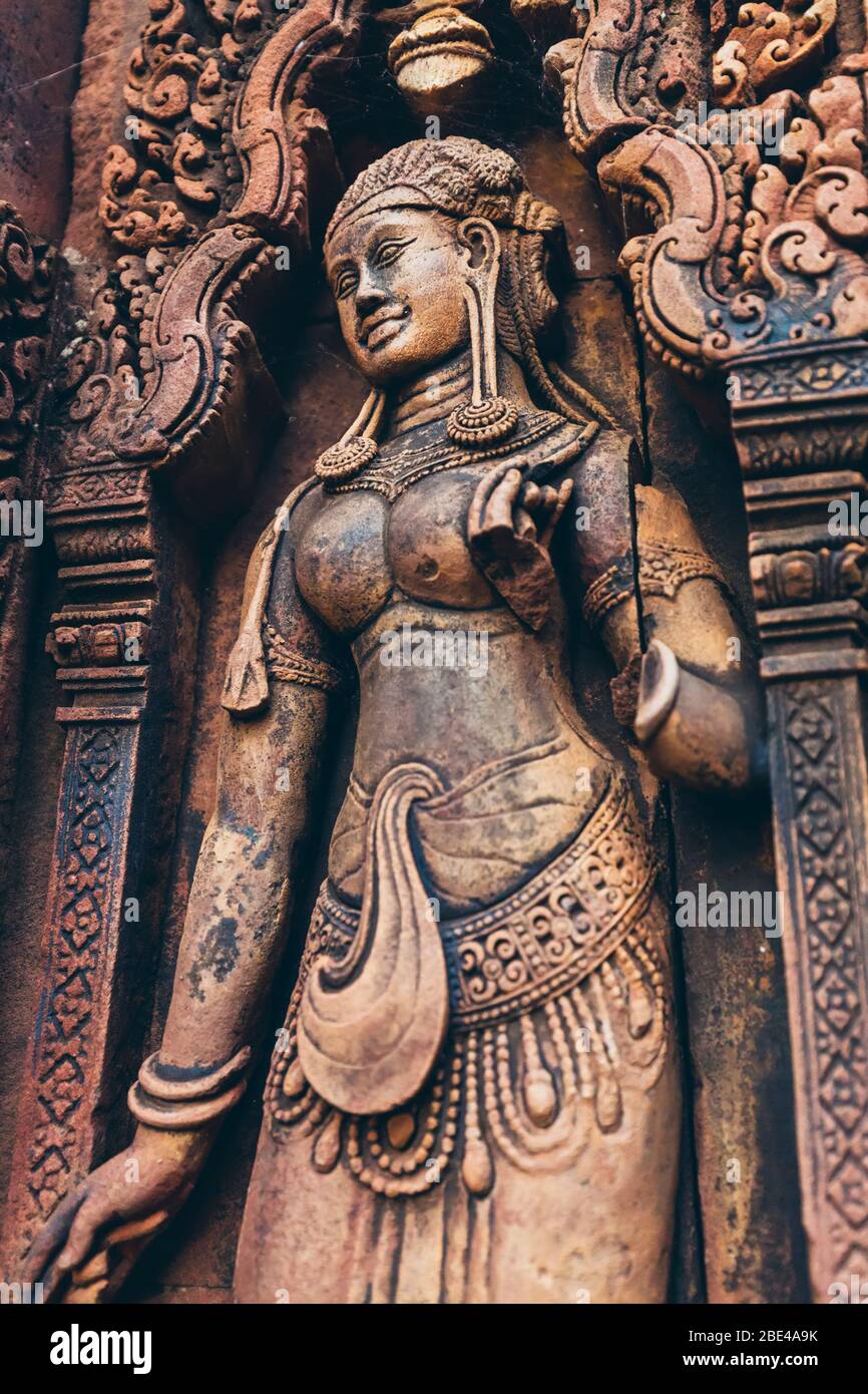 Particolare della facciata scolpita al tempio di Banteay Srei, complesso di Angkor Wat; Siem Reap, Cambogia Foto Stock