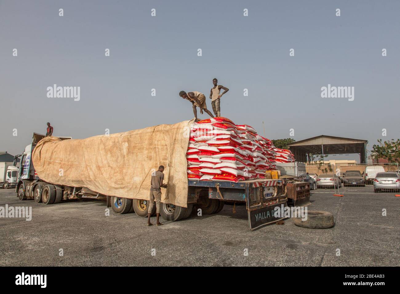 Dakar, Senegal. 11 Aprile 2020. I lavoratori del magazzino scaricano sacchi di cibo per le famiglie colpite dal COVID-19 al porto autonomo di Dakar, in Senegal, 11 aprile 2020. Il Presidente senegalese Macky Sall ha lanciato sabato un'operazione di fornitura di cibo nelle regioni del porto autonomo di Dakar, nell'ambito dell'assistenza alle famiglie colpite dal COVID-19. Sall ha avviato il programma di emergenza alimentare con un bilancio di 69 miliardi di franchi CFA (circa 114 milioni di US Credit: Xinhua/Alamy Live News Foto Stock