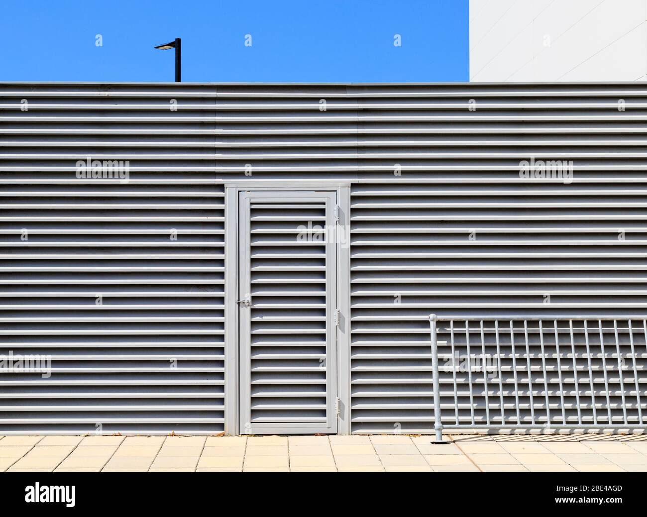 Capanna per lo stoccaggio di lattine con sportello e rack in metallo. Immagine urbana astratta con linee forti Foto Stock