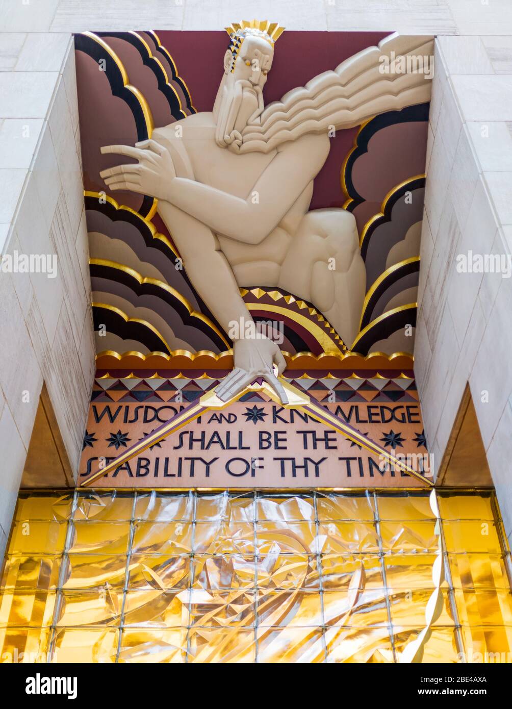 Segno da Isaia 33:6 sopra un ingresso lungo il Rockefeller Plaza (saggezza e conoscenza sarà la stabilità dei tuoi tempi), Midtown Manhattan Foto Stock