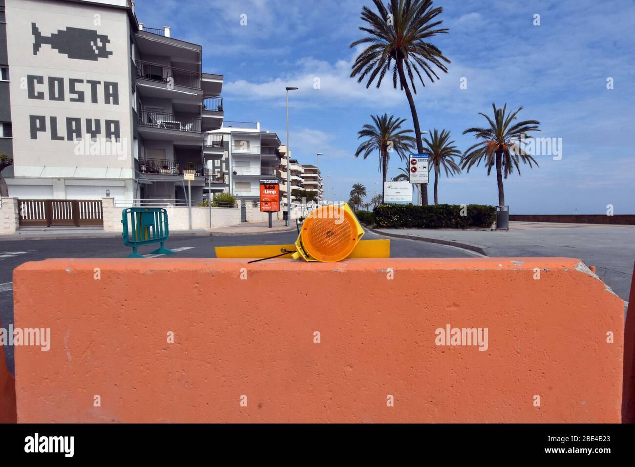 Calafell, Spagna. 11 Aprile 2020. La strada che dà accesso alla città è bloccata con le barriere di cemento d'urto per controllare l'attraversamento inutile durante la festa di Pasqua in mezzo alla crisi del coronavirus. Il comune di Calafell ha bloccato alcune strade dall'accesso alla popolazione con le barriere di cemento d'urto per impedire l'ingresso dei veicoli e li costringe ad entrare Attraverso gli accessi controllati dalla polizia per evitare che i cittadini di altre città che possiedono seconde case di spiaggia e montagne entrino in città durante la vacanza di Pasqua. Credit: SOPA Images Limited/Alamy Live News Foto Stock