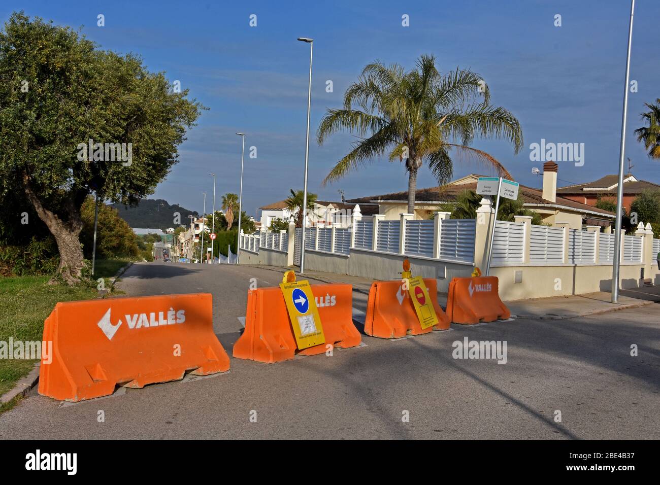 Calafell, Spagna. 11 Aprile 2020. La strada che dà accesso alla città è bloccata con le barriere di cemento d'urto per controllare l'attraversamento inutile durante la festa di Pasqua in mezzo alla crisi del coronavirus. Il comune di Calafell ha bloccato alcune strade dall'accesso alla popolazione con le barriere di cemento d'urto per impedire l'ingresso dei veicoli e li costringe ad entrare Attraverso gli accessi controllati dalla polizia per evitare che i cittadini di altre città che possiedono seconde case di spiaggia e montagne entrino in città durante la vacanza di Pasqua. Credit: SOPA Images Limited/Alamy Live News Foto Stock