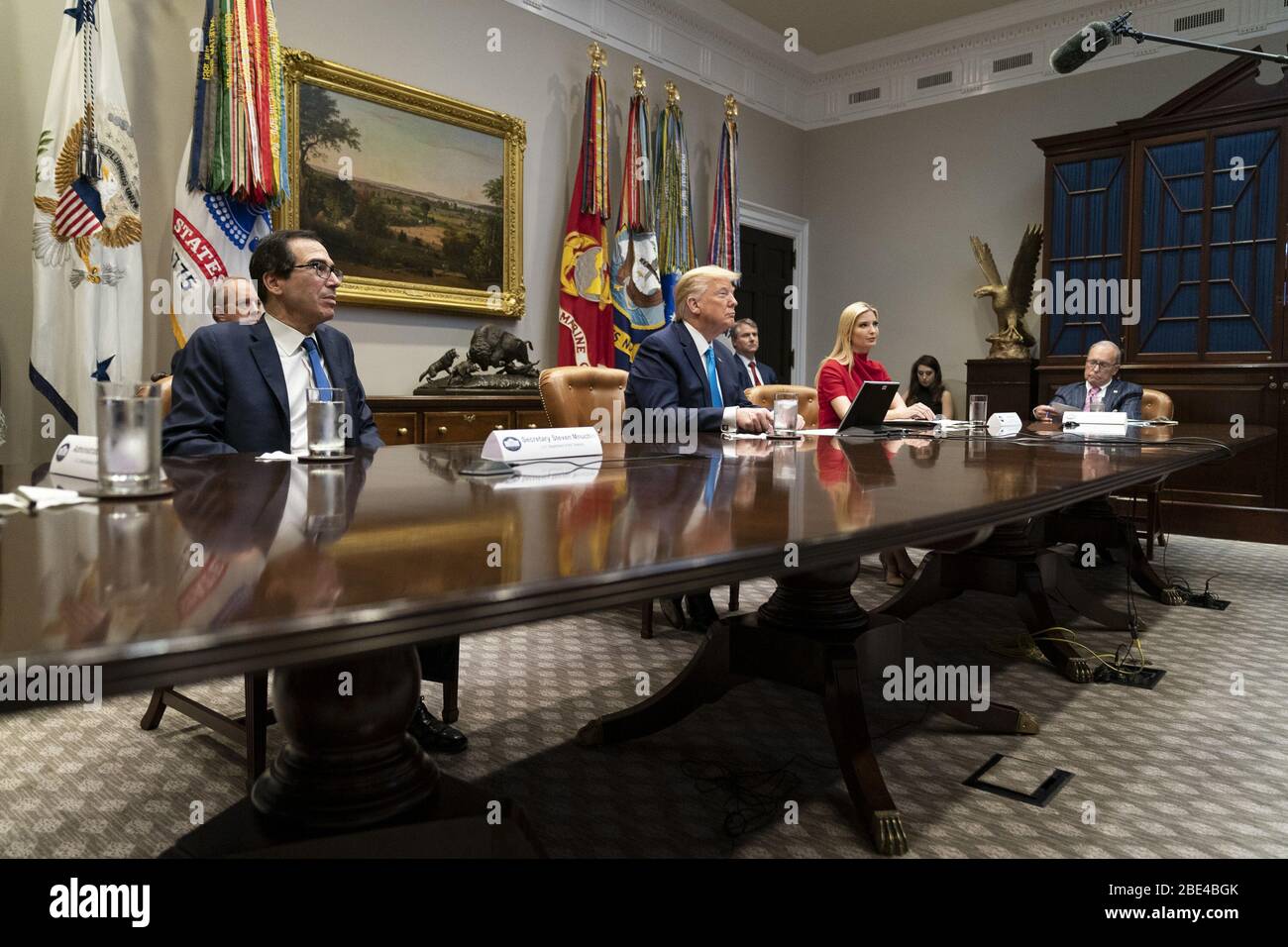 Washington, Stati Uniti d'America. 07 aprile 2020. Il presidente Donald J. Trump, Unito dal segretario al Tesoro Steven Mnuchin, consigliere del presidente Ivanka Trump, E direttore del Consiglio economico nazionale Larry Kudlow, partecipa a una videoconferenza con i dirigenti bancari per discutere di piccoli aiuti alle imprese Martedì, 7 aprile 2020, nella Sala Roosevelt della Casa Bianca persone: Presidente Donald Trump, Steven Mnuchin Credit: Storms Media Group/Alamy Live News Foto Stock