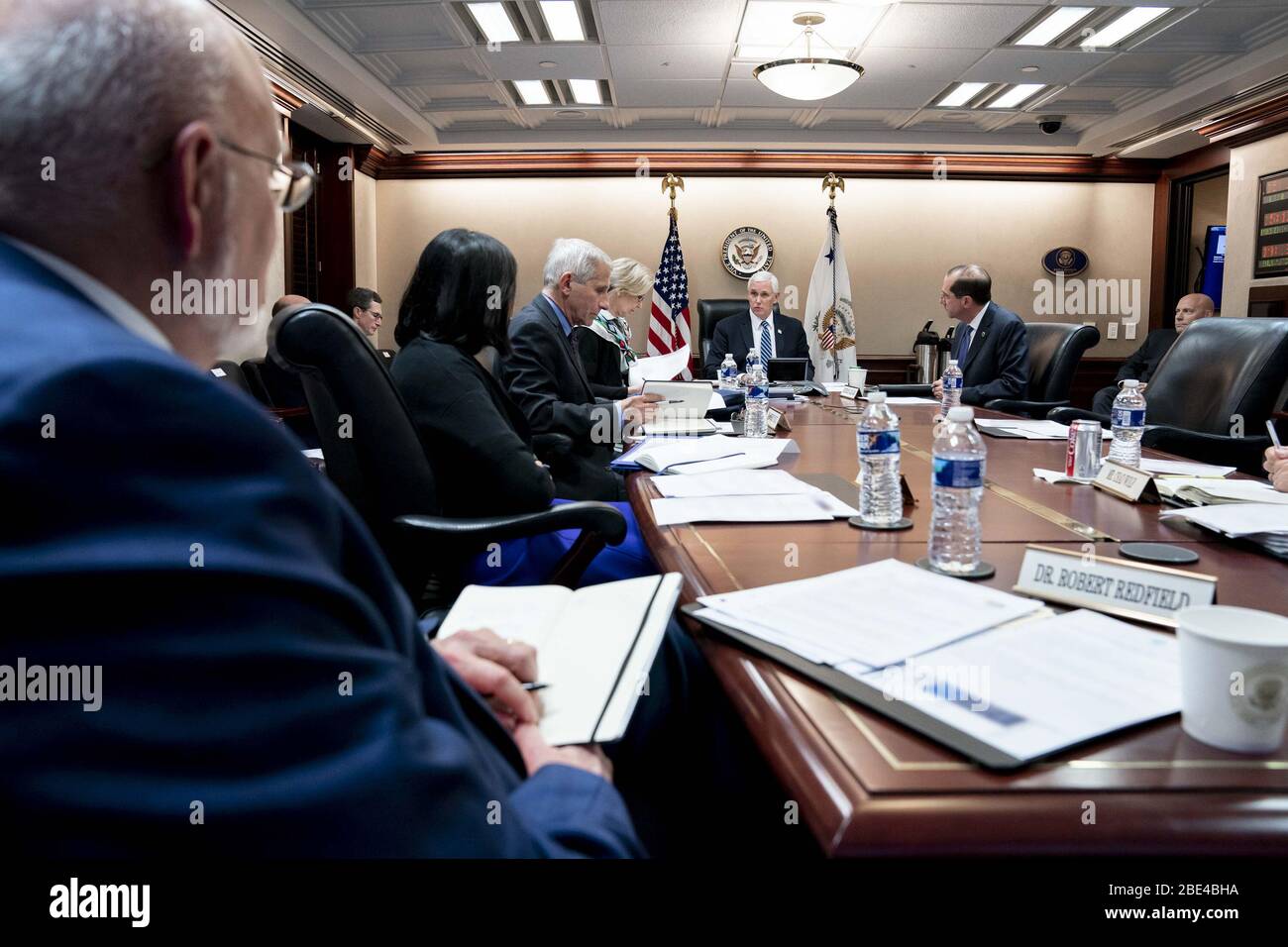 Washington, Stati Uniti d'America. 09 Aprile 2020. Il Vice Presidente Mike Pence incontra i membri della White House Coronavirus Task Force giovedì 9 aprile 2020 nella White House Situation Room. People: Vice President Mike Pence Credit: Storms Media Group/Alamy Live News Foto Stock
