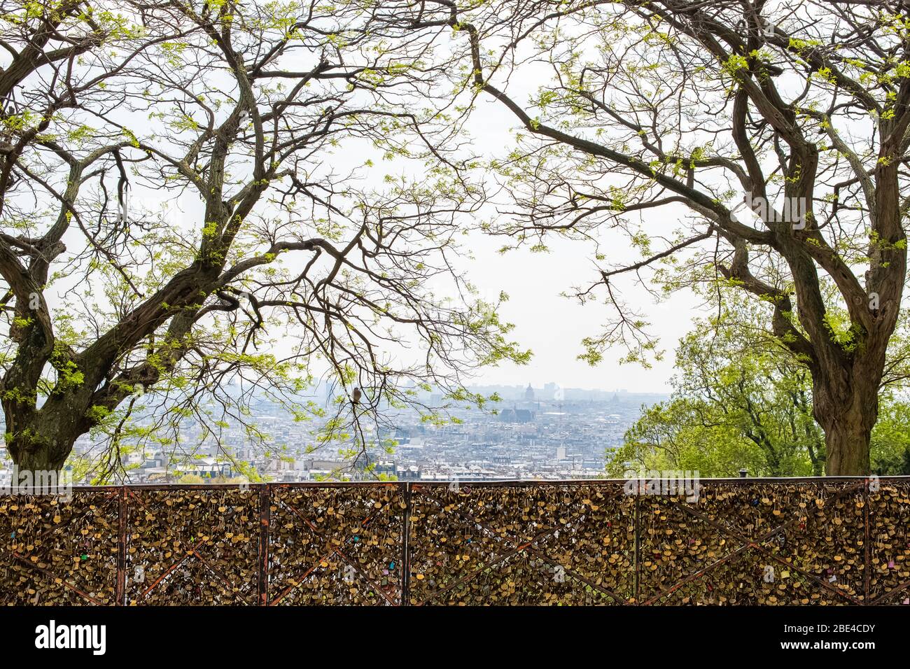 Parigi, panorama della città, dalla scala di Montmartre, vista tipica con lucchetto sulla ringhiera Foto Stock