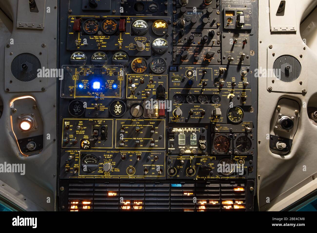 Frammento di uno dei numerosi quadri di controllo nella cabina del simulatore di aeromobili Foto Stock