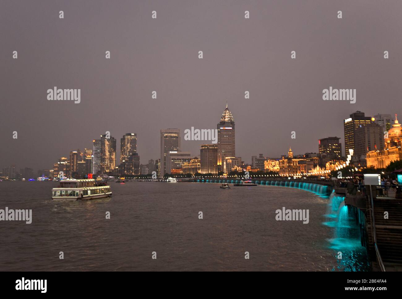 Il Bund al crepuscolo. Shanghai, Cina Foto Stock