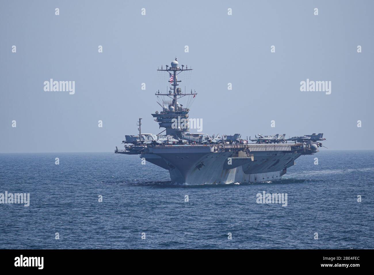 200321-N-FS718-1030 MAR ARABICO (21 marzo 2020) la portaerei USS Harry S. Truman (CVN 75) segue la USS Dwight D. Eisenhower (CVN 69) mentre transita nel Mar Arabico il 18 marzo 2020. IKE è distribuito nell'area operativa della 5th Fleet statunitense a sostegno delle operazioni navali per garantire stabilità e sicurezza marittima nella regione centrale, collegando il Mediterraneo e il Pacifico attraverso l'Oceano Indiano occidentale e tre punti di strozzatura strategici. (STATI UNITI Foto Navy di Aircrew Survival Equipmentman 1a Classe Brandon C. Cole/released) Foto Stock