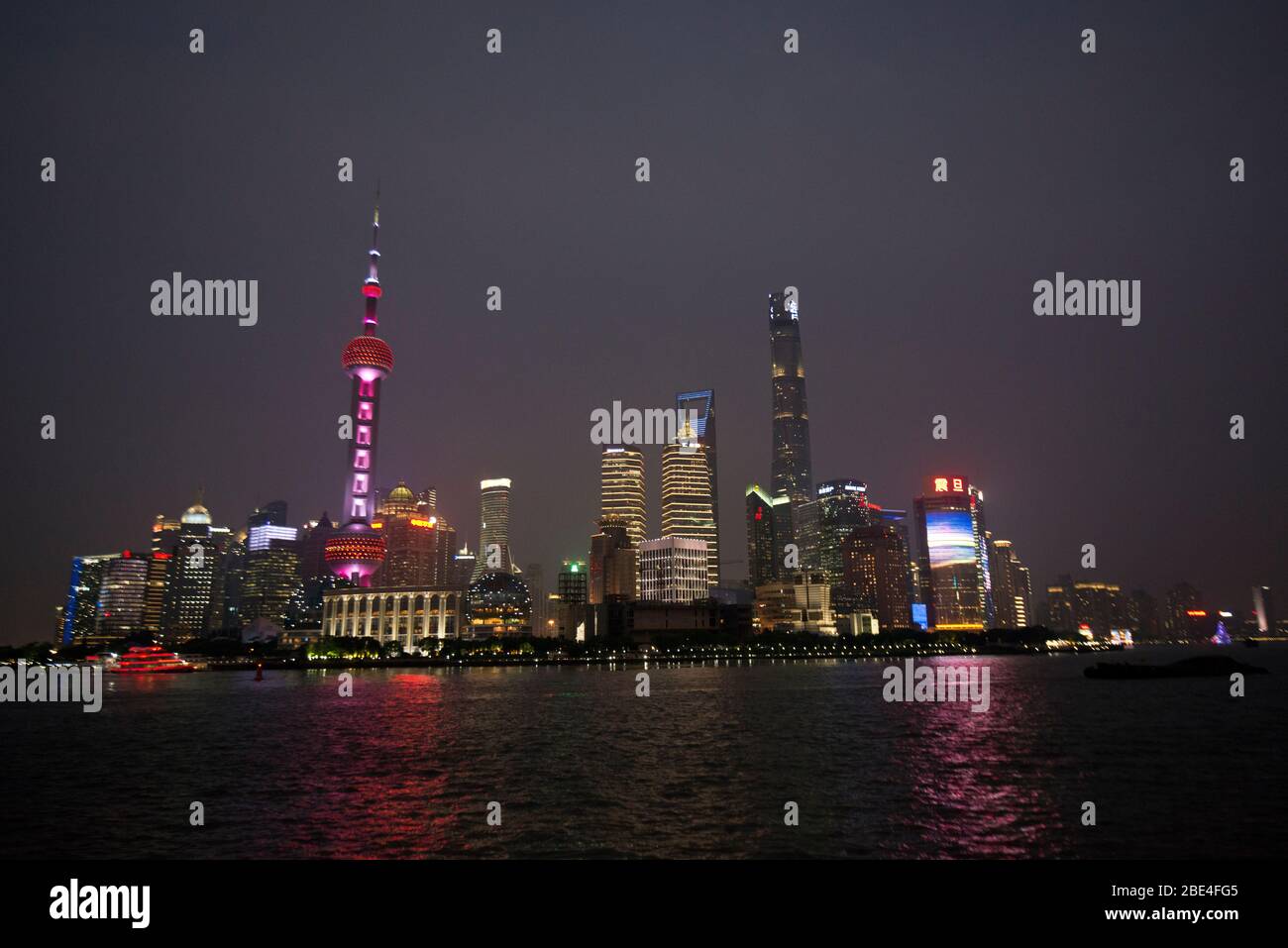Lo skyline di Shanghai Pudong si affaccia sul fiume Huangpu, vista dal Bund di notte. Cina Foto Stock