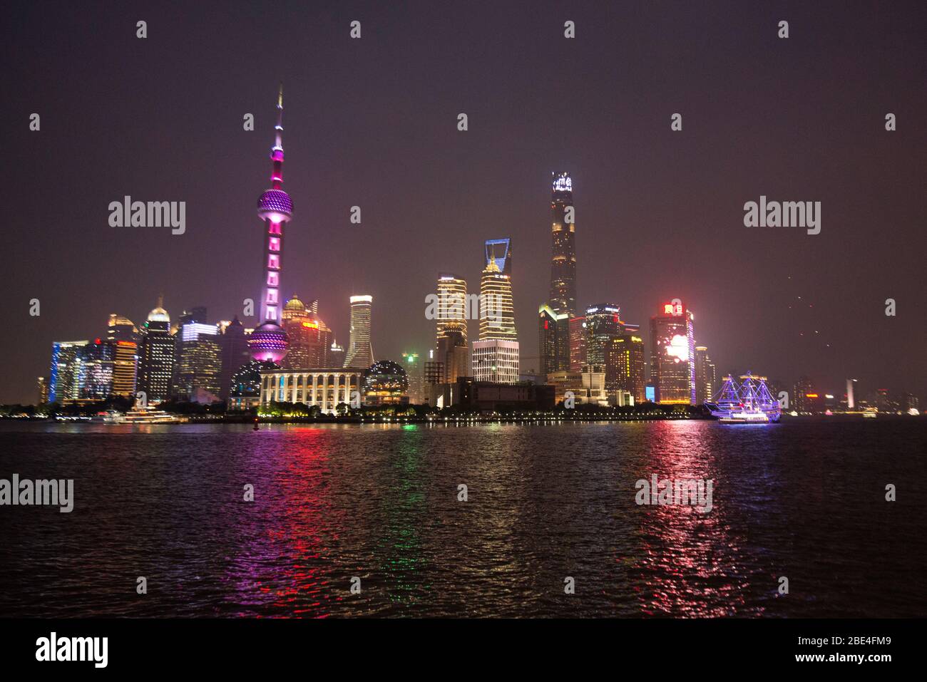 Lo skyline di Shanghai Pudong si affaccia sul fiume Huangpu, vista dal Bund di notte. Cina Foto Stock