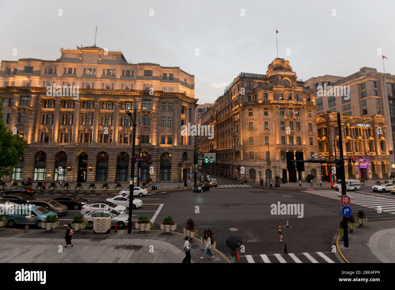 Il Bund, Shanghai: L'edificio della Casa personalizzata di Shanghai, e la Hong Kong e la Shanghai Bank al crepuscolo. Cina Foto Stock