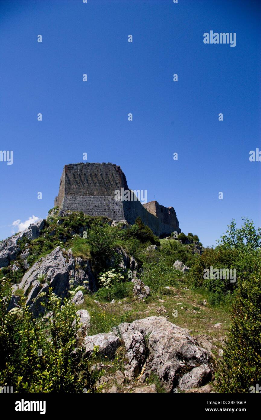 Guardando fino al castello di Montsegur nel sud della Francia Foto Stock