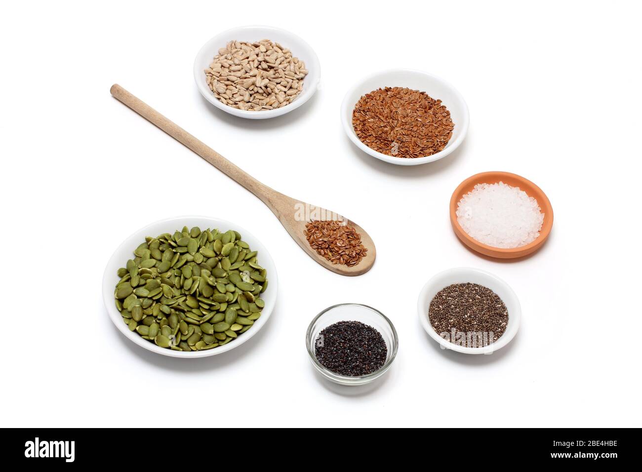 Varietà di semi in piatti su sfondo bianco Foto Stock