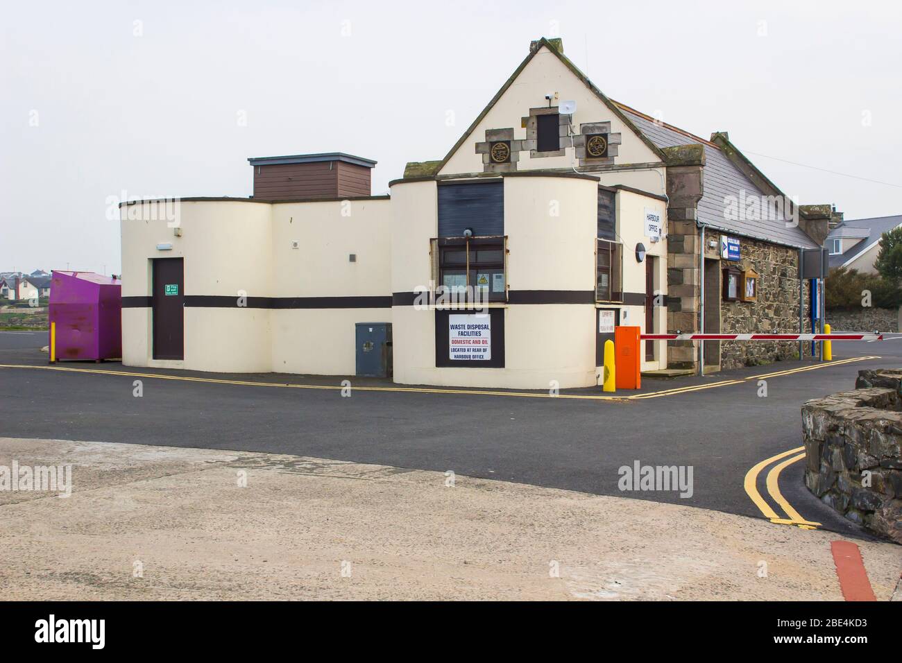 11 aprile 2020 la pietra costruì Boathouse e Harbor Office a Groomsport Harbor nella contea di Down Irlanda del Nord, chiuse durante la chiusura di Covid 19 Foto Stock