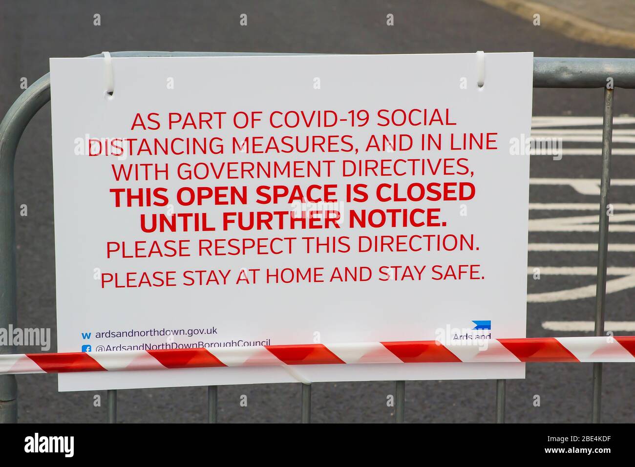 10 aprile 2020 un avvertimento sanitario ufficiale riguardante le distanze sociali durante la crisi del Covid 19 legato ad una barriera di controllo della folla in acciaio galvanizzato a Foto Stock