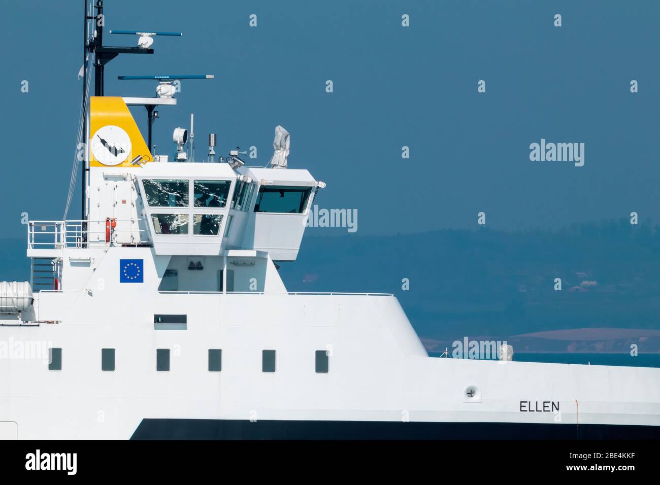 Il 100% di auto elettrica domestica e traghetto passeggeri ELLEN passa Skjoldnæs sulla punta più settentrionale dell'isola danese Ærø. Foto Stock