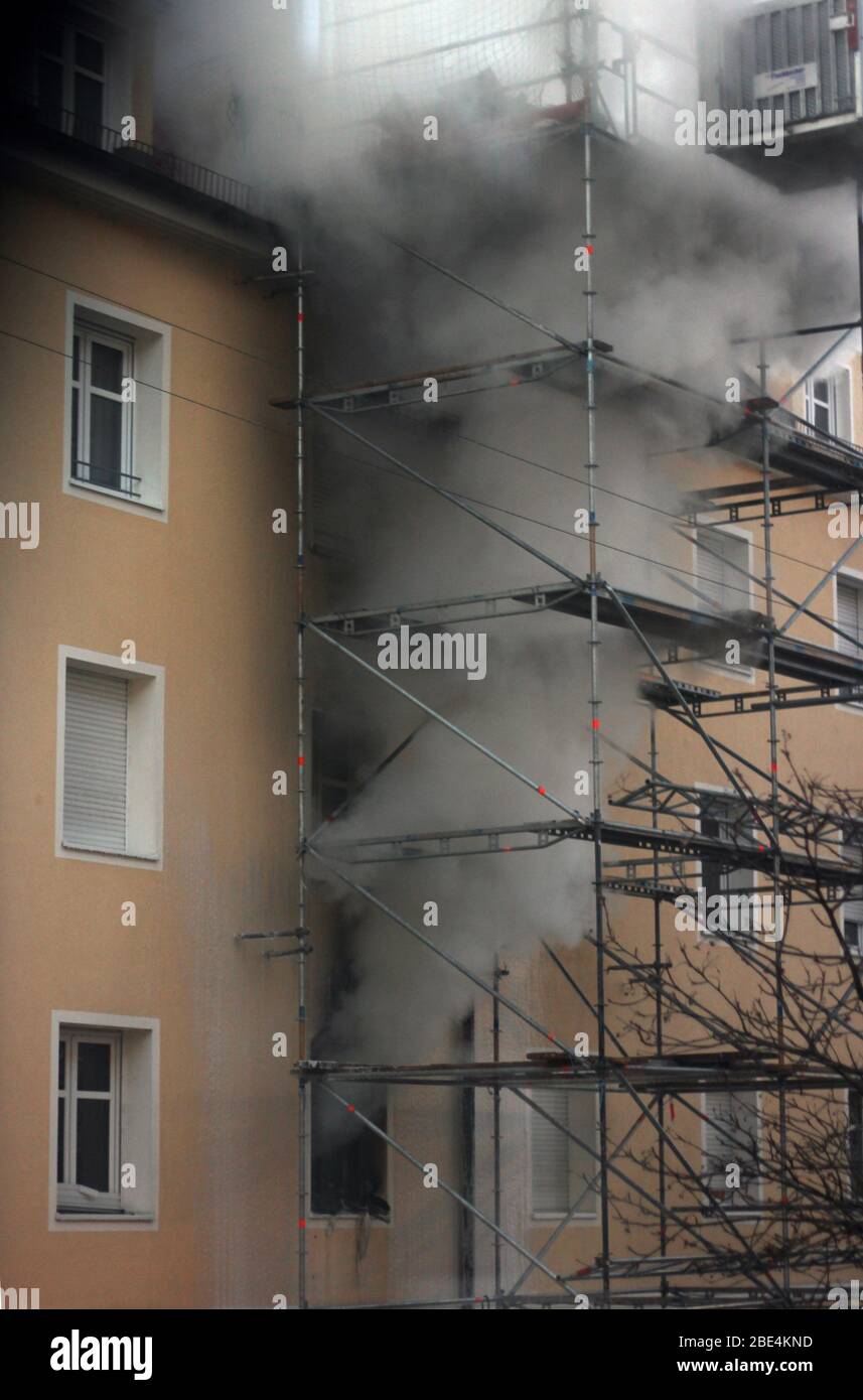 Emissione di fumo dopo un incendio a livello piatto. Edificio di appartamenti avvolto in fumo. Foto Stock