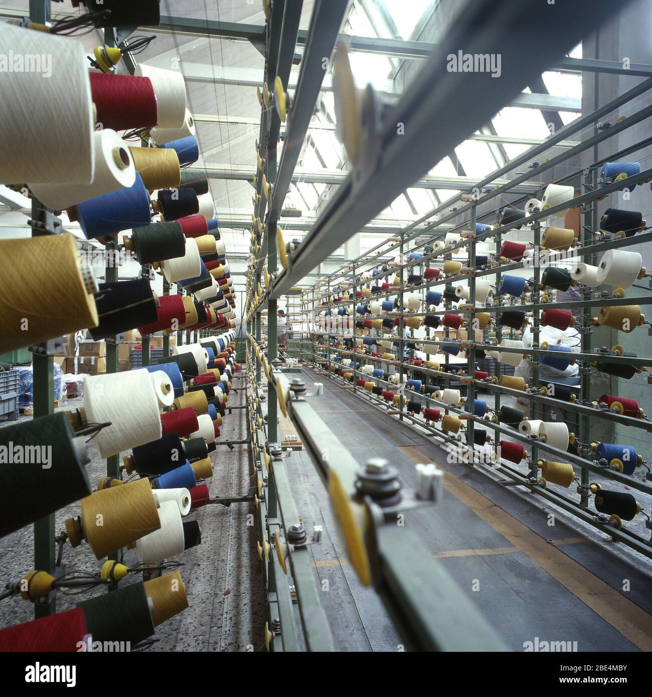 TORINO, ITALIA - Settembre 1996: Centinaia di rocchetti di filo in un'industria tessile del Nord Italia Foto Stock
