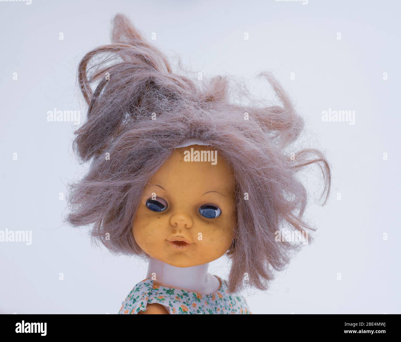 Ritratto di bambola vintage con capelli grigi e strani occhi blu Foto Stock