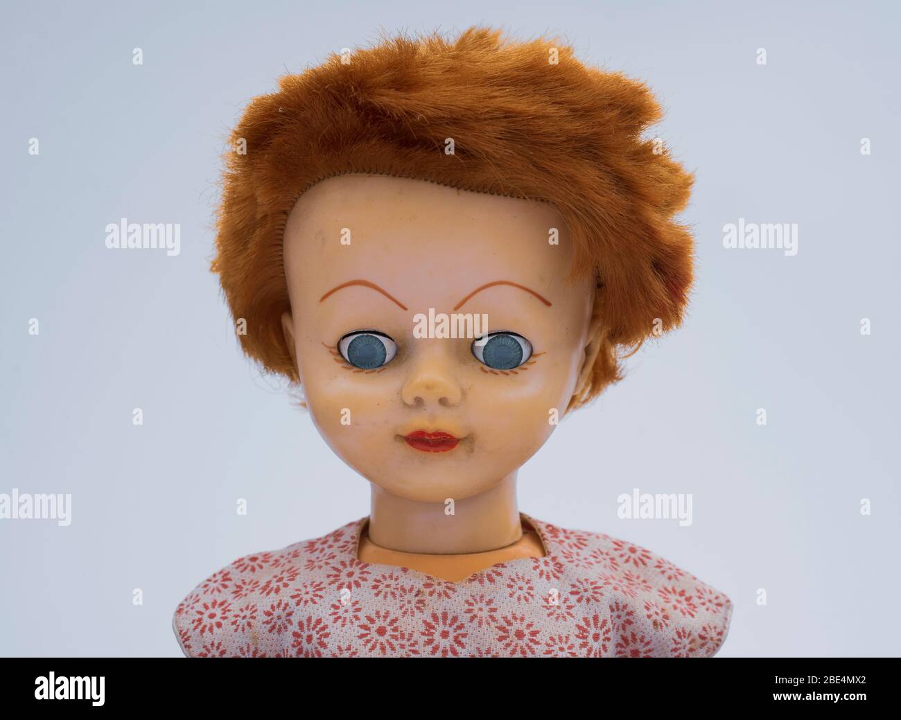 Bambola femmina con capelli rossi ritratto .capelli corti e occhi grigi blu Foto Stock