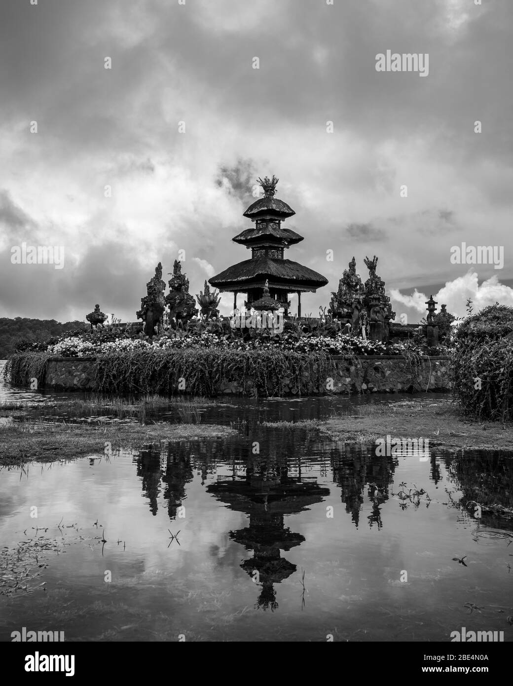 Vista verticale dell'iconico pura Ulun Danu Beratan a Bali, Indonesia. Foto Stock