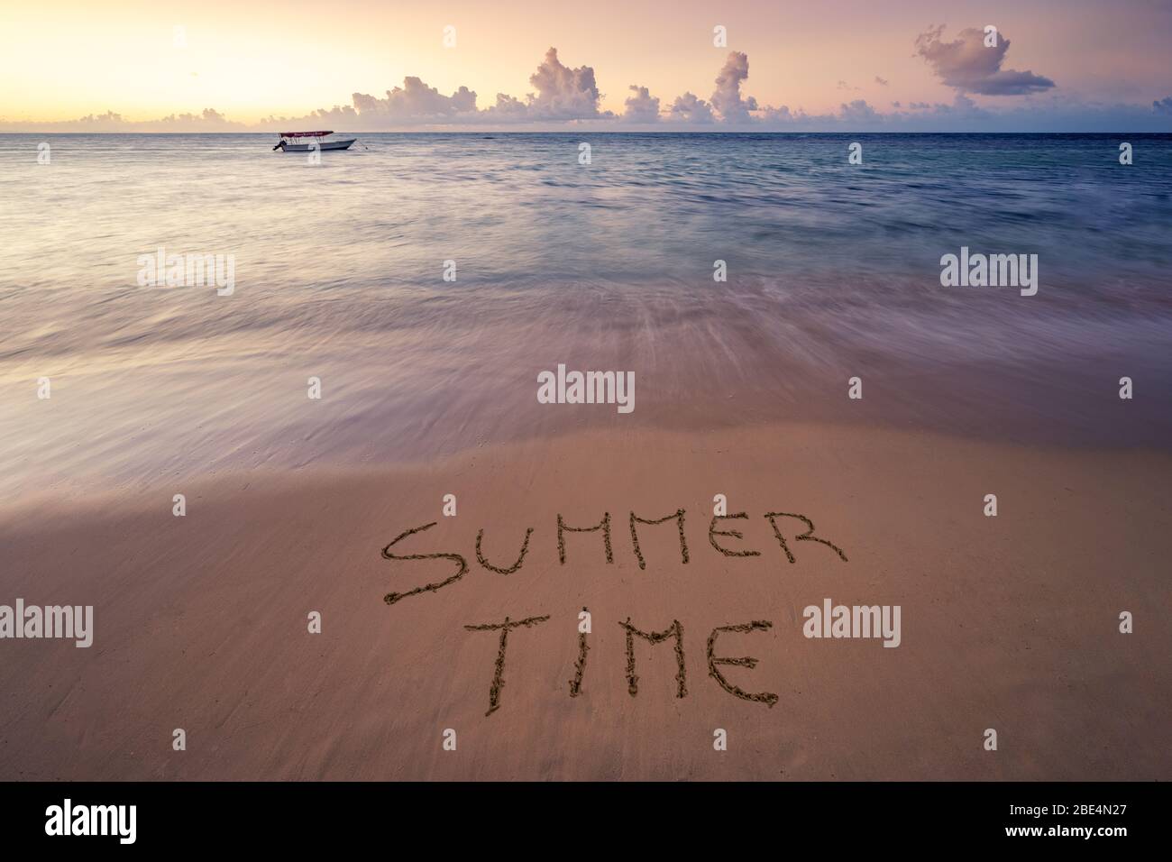 Estate scritta a mano sulla spiaggia di sabbia al tramonto, relax e concetto estivo, spiaggia repubblica Dominicana. Foto Stock