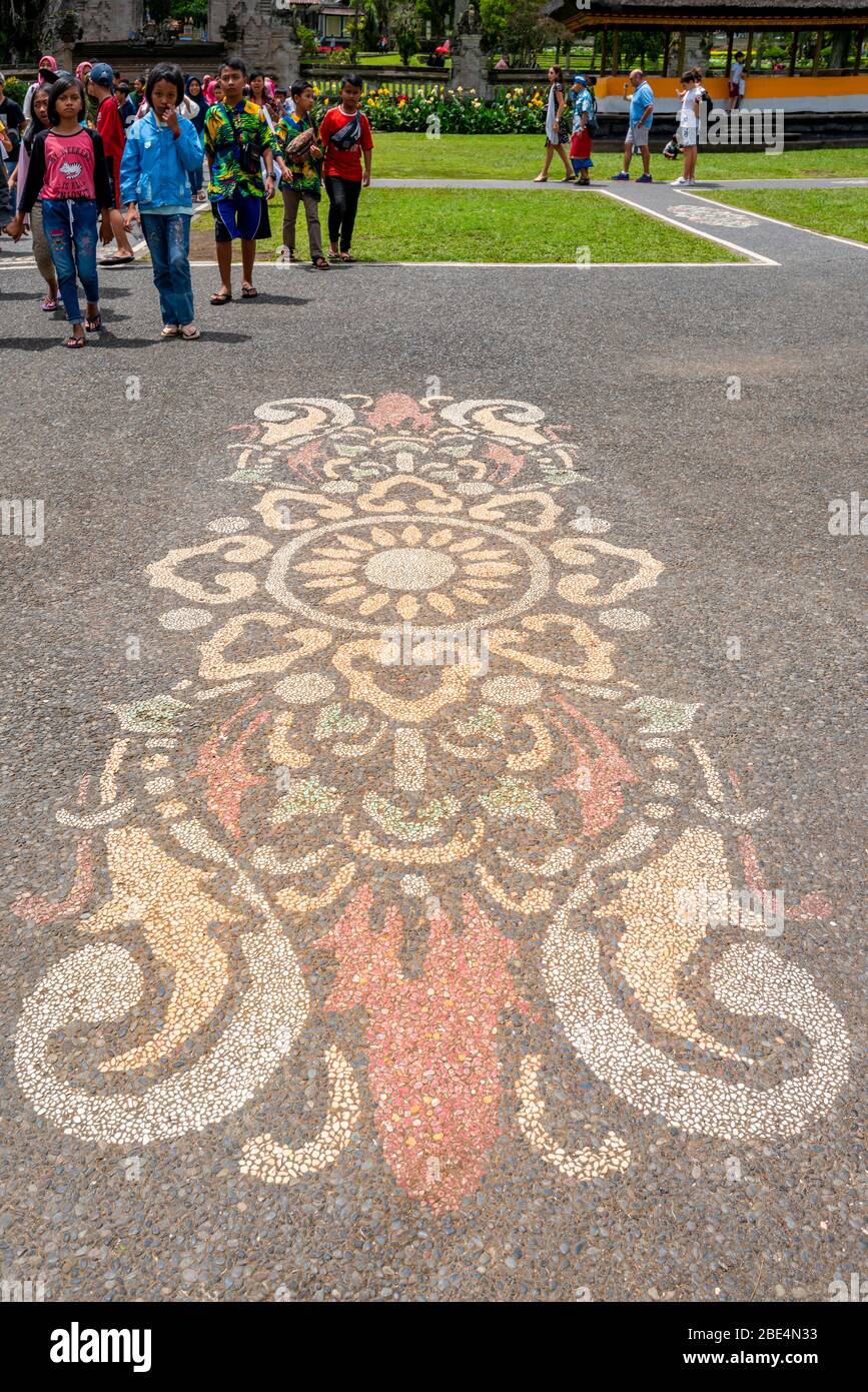 Vista verticale di uno splendido mosaico di pavé presso l'iconico pura Ulun Danu Beratan a Bali, Indonesia. Foto Stock