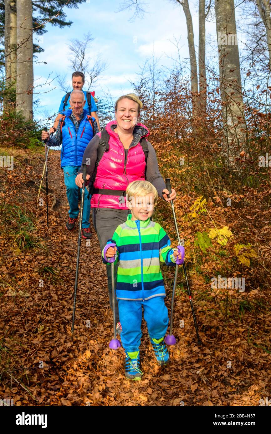 Escursione in famiglia con tre generazioni al giorno autunnale di novembre nella Allgäu orientale Foto Stock