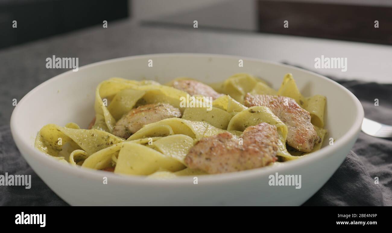 tagliatelle con pollo e pesto Foto Stock