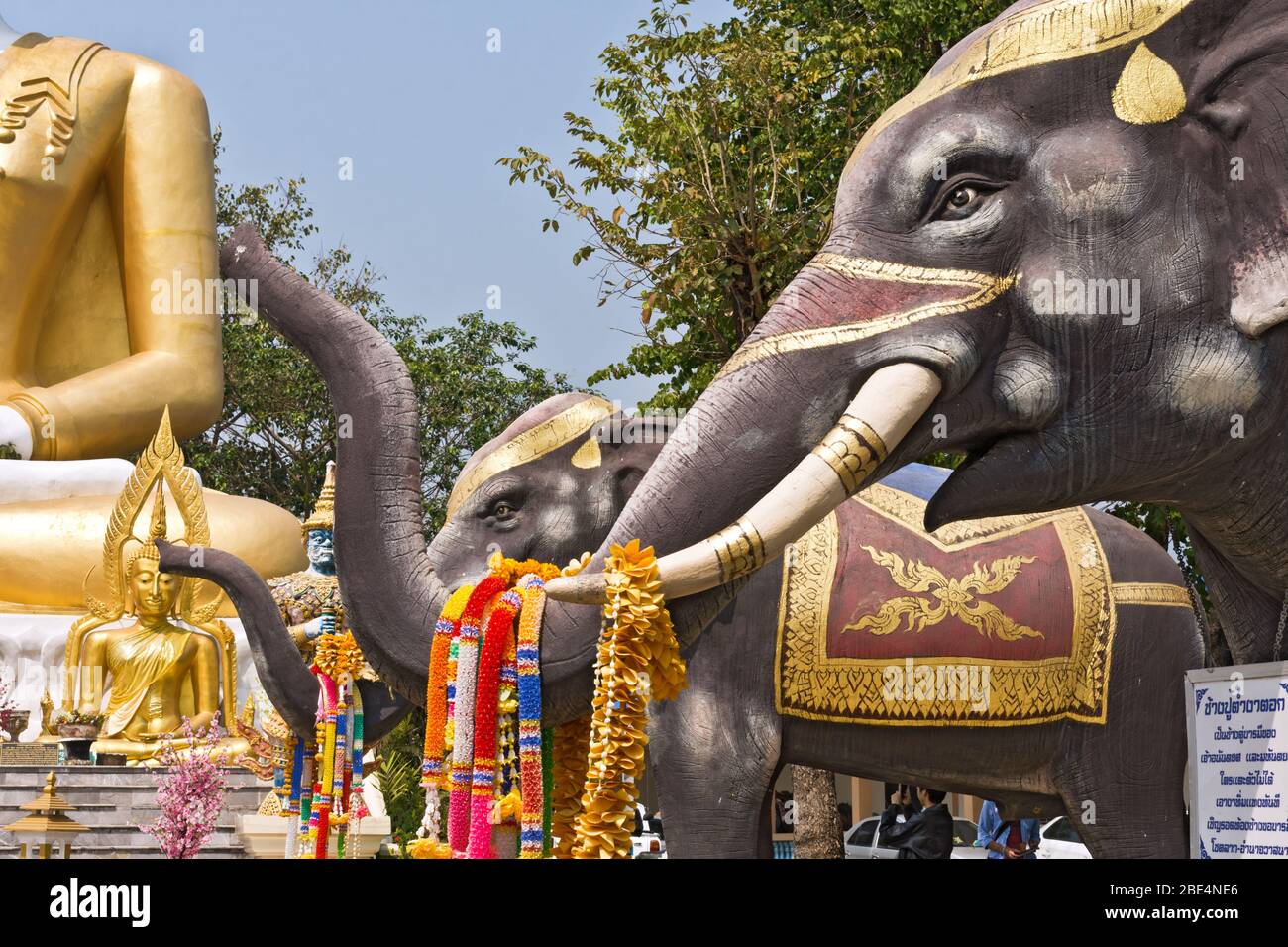 Statue Di Elefanti A Wat Phra That Doi Kham (Tempio Del Monte D'Oro), Chiang Mai, Thailandia, Asia Foto Stock