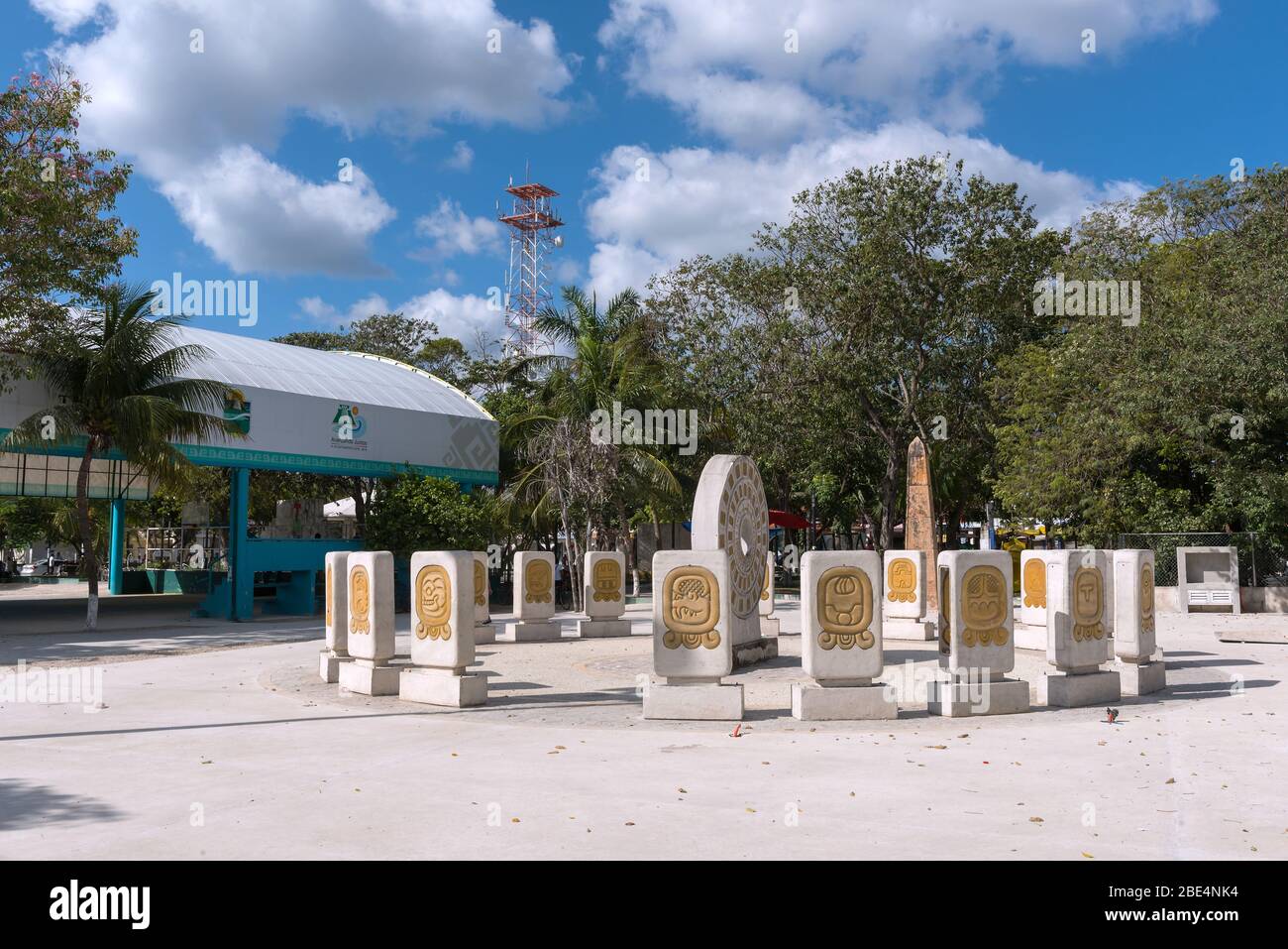 Sculture di fronte al Museo della Cultura del Parco Maya, Tulum, Quintana Roo, Messico Foto Stock