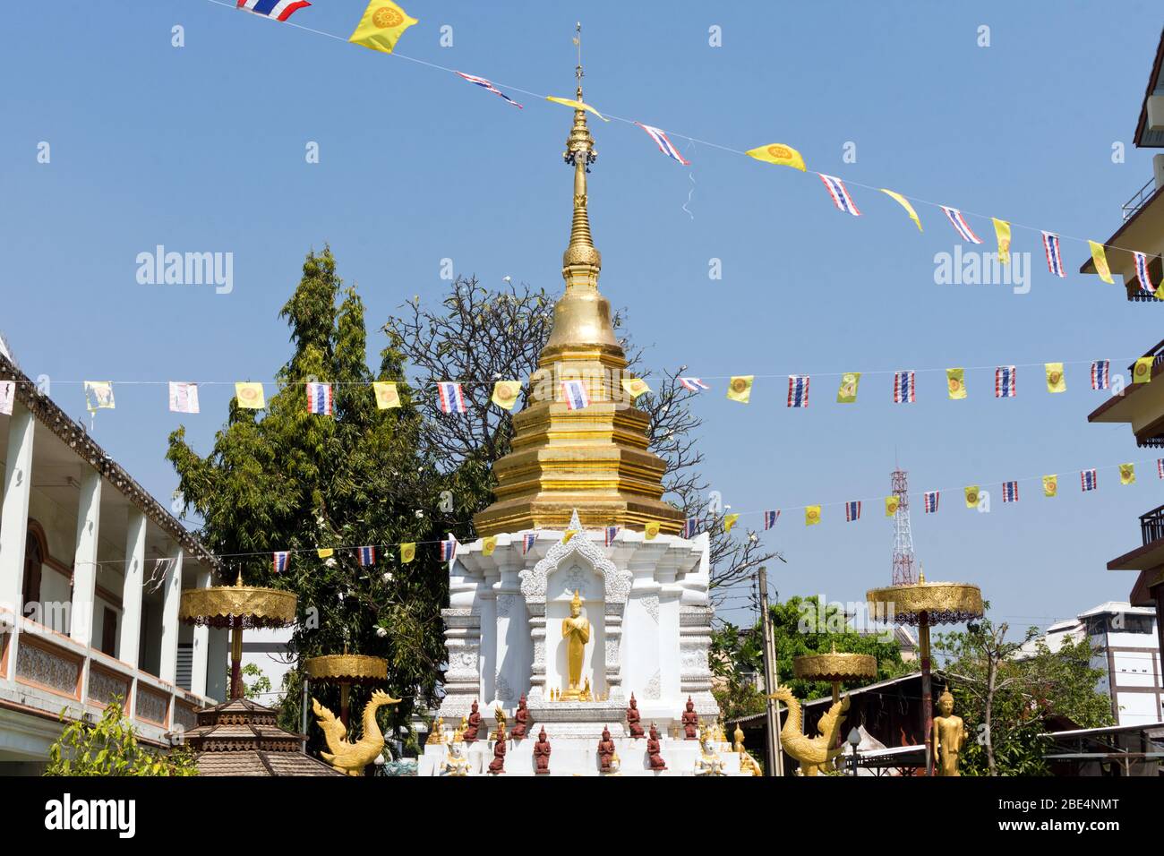 Pagoda bianca-dorata di Wat Loi Khro, Chiang mai, Thailandia, Asia Foto Stock