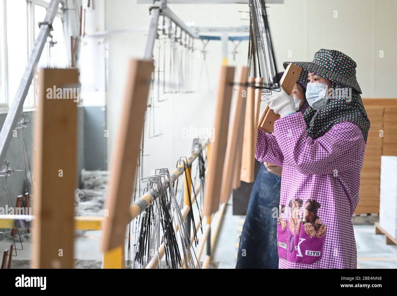 Zhenghe, Cina. 11 Aprile 2020. I lavoratori fanno prodotti di bambù in uno stabilimento nella contea di Zhenghe, nella provincia del Fujian, nel sud-est della Cina, il 11 aprile 2020. Conosciuta come una 'città artigianale di bambù in Cina', Zhenghe County è stata attivamente promuovere lo sviluppo dell'industria di bambù con la sua foresta di bambù 460,000 mu (circa 30,667 ettari). Oggi, ci sono circa 220 imprese con più di 50,000 persone che lavorano in bambù industrie. Nel 2019, il valore totale della produzione di bambù nella contea ha raggiunto 4.379 miliardi di yuan (circa 0.62 miliardi di US Credit: Xinhua/Alamy Live News Foto Stock