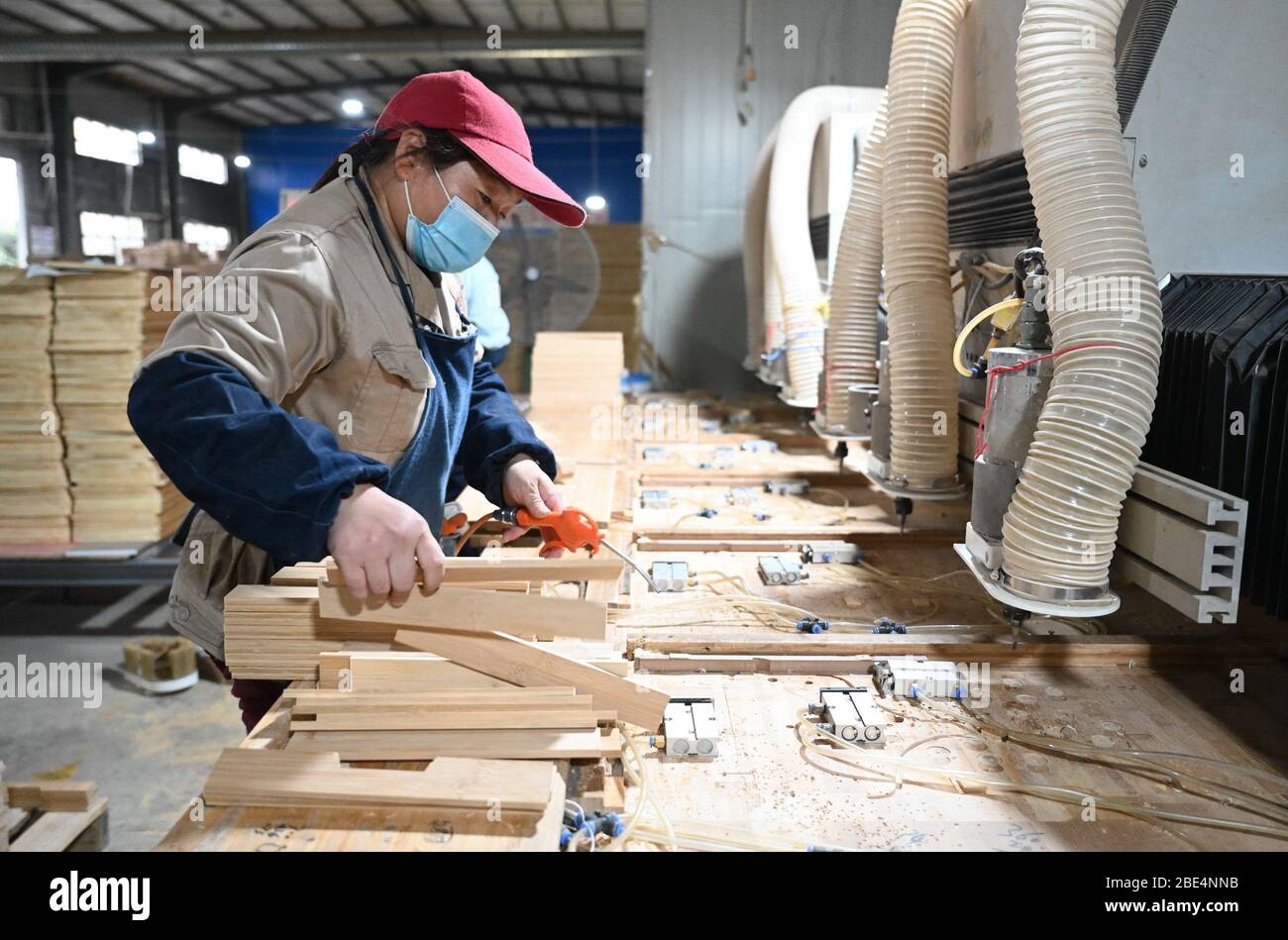 Zhenghe, Cina. 11 Aprile 2020. Un lavoratore produce prodotti di bambù in uno stabilimento nella contea di Zhenghe, nella provincia del Fujian della Cina sudorientale, il 11 aprile 2020. Conosciuta come una 'città artigianale di bambù in Cina', Zhenghe County è stata attivamente promuovere lo sviluppo dell'industria di bambù con la sua foresta di bambù 460,000 mu (circa 30,667 ettari). Oggi, ci sono circa 220 imprese con più di 50,000 persone che lavorano in bambù industrie. Nel 2019, il valore totale della produzione di bambù nella contea ha raggiunto 4.379 miliardi di yuan (circa 0.62 miliardi di US Credit: Xinhua/Alamy Live News Foto Stock