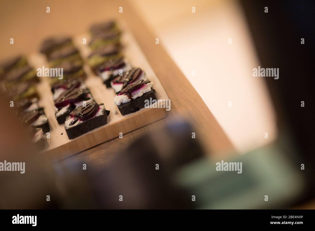 Sana sandwich di segale con avocado cetriolo di germogli alfalfa Foto Stock