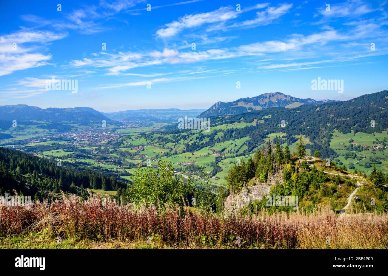 Bella vista sulla valle di Ostrach vicino a Bad Hindelang Foto Stock