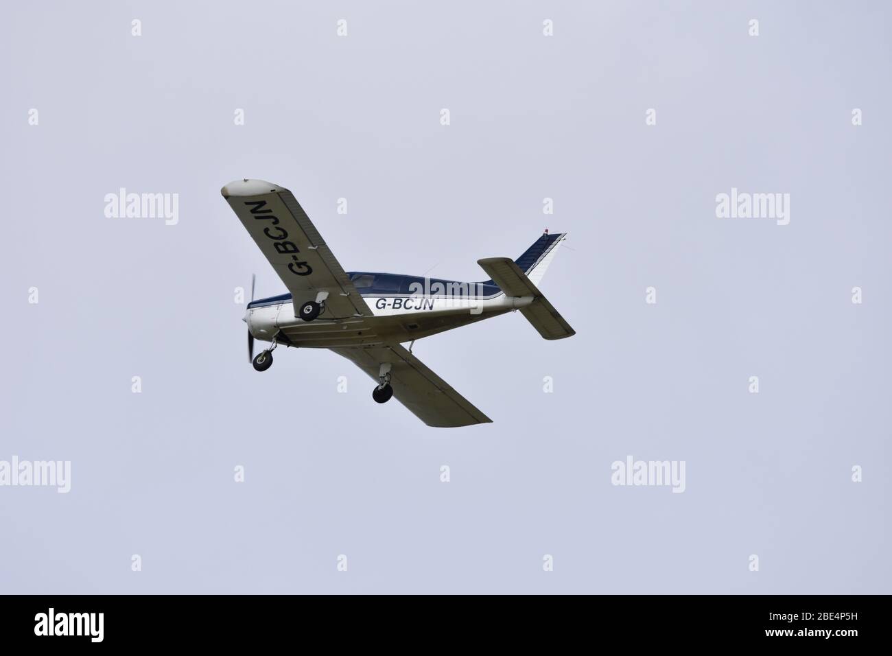 Un Piper PA28-140 Cherokee motore singolo, quattro posti, aereo leggero nel cielo sopra Bristol Airport, G BCJN Foto Stock