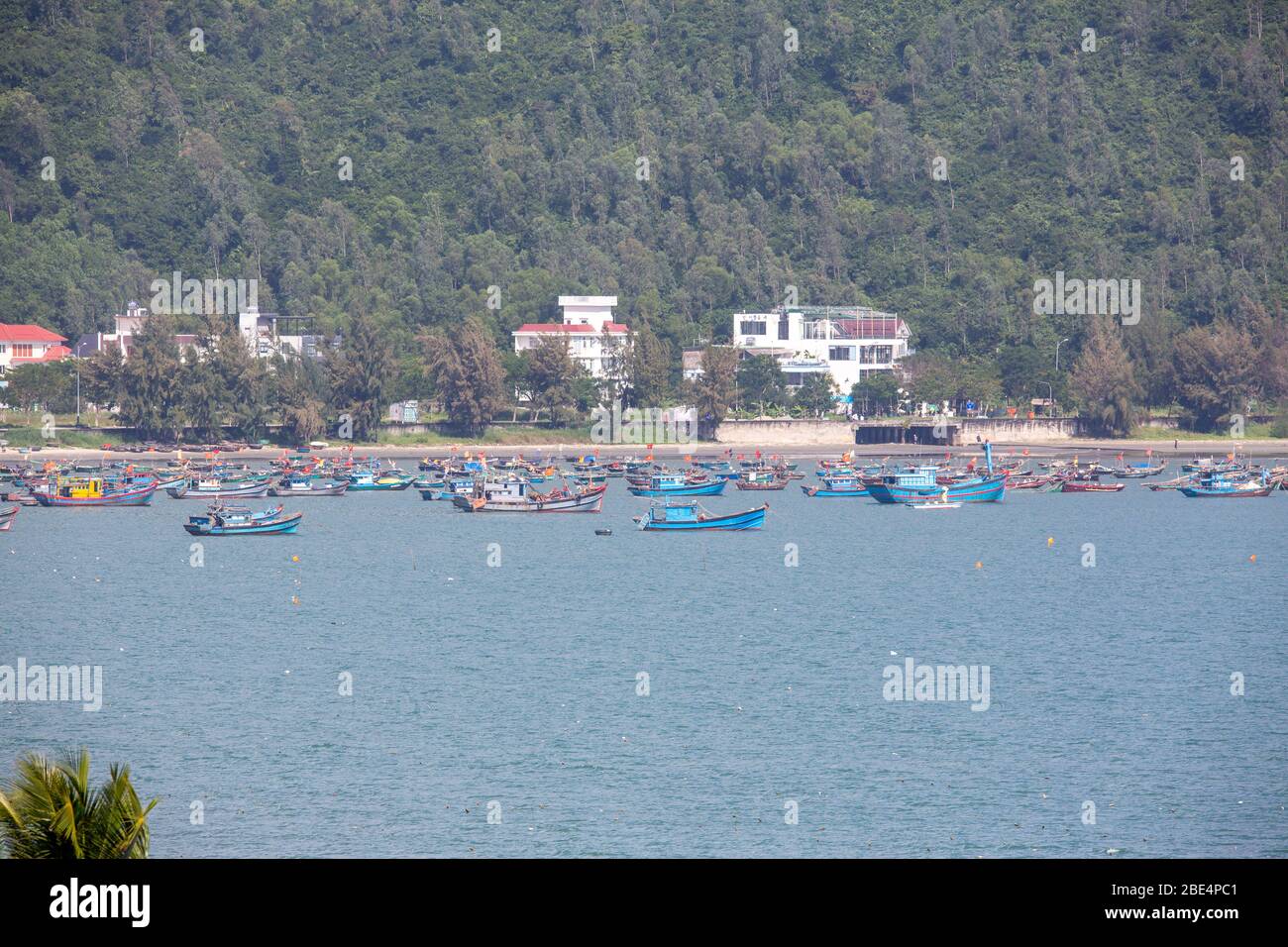 Barche ormeggiate sul mare della Cina del Sud Foto Stock