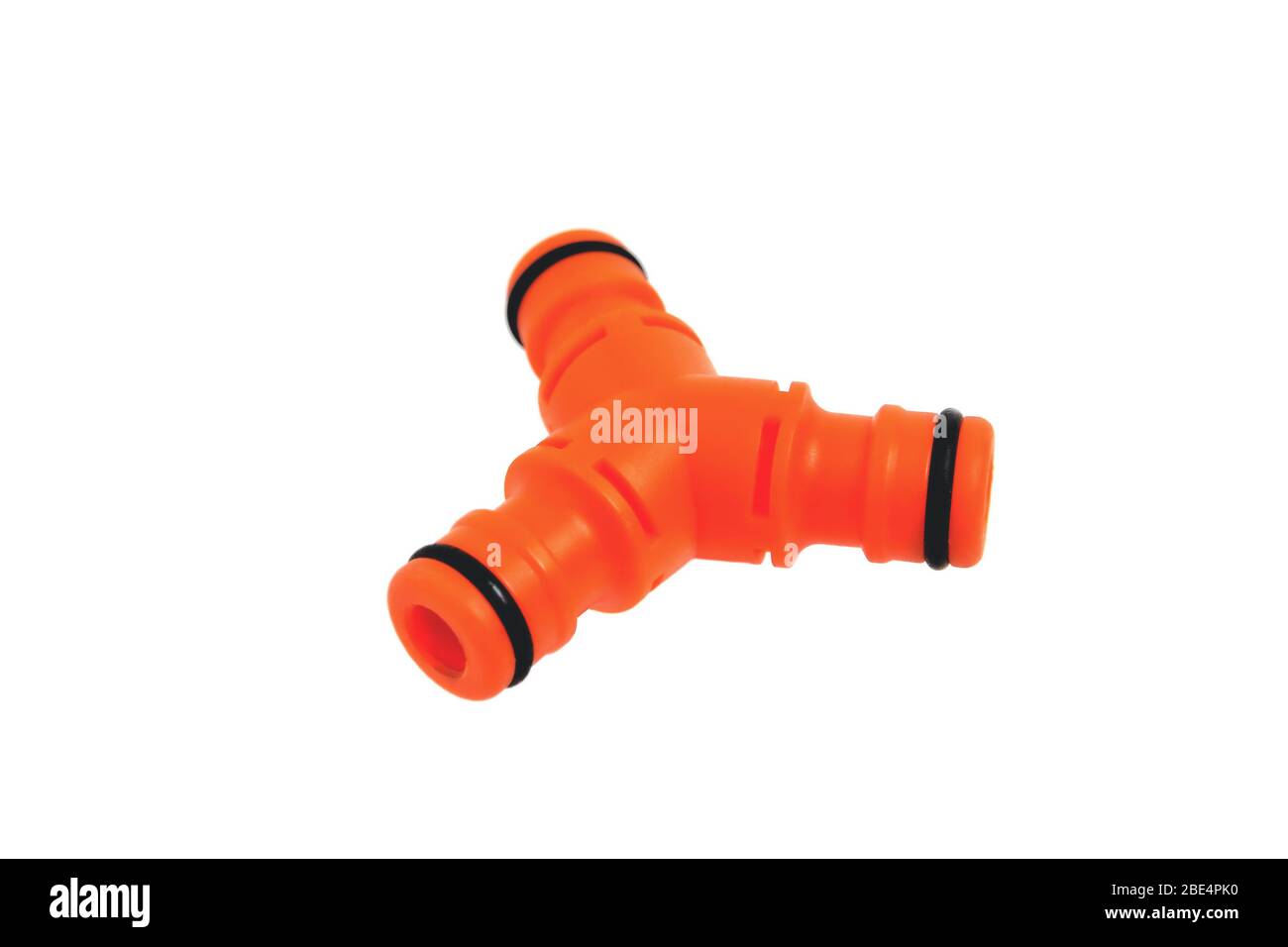 Adattatore triplo per tubi di irrigazione, primo piano su sfondo bianco Foto Stock