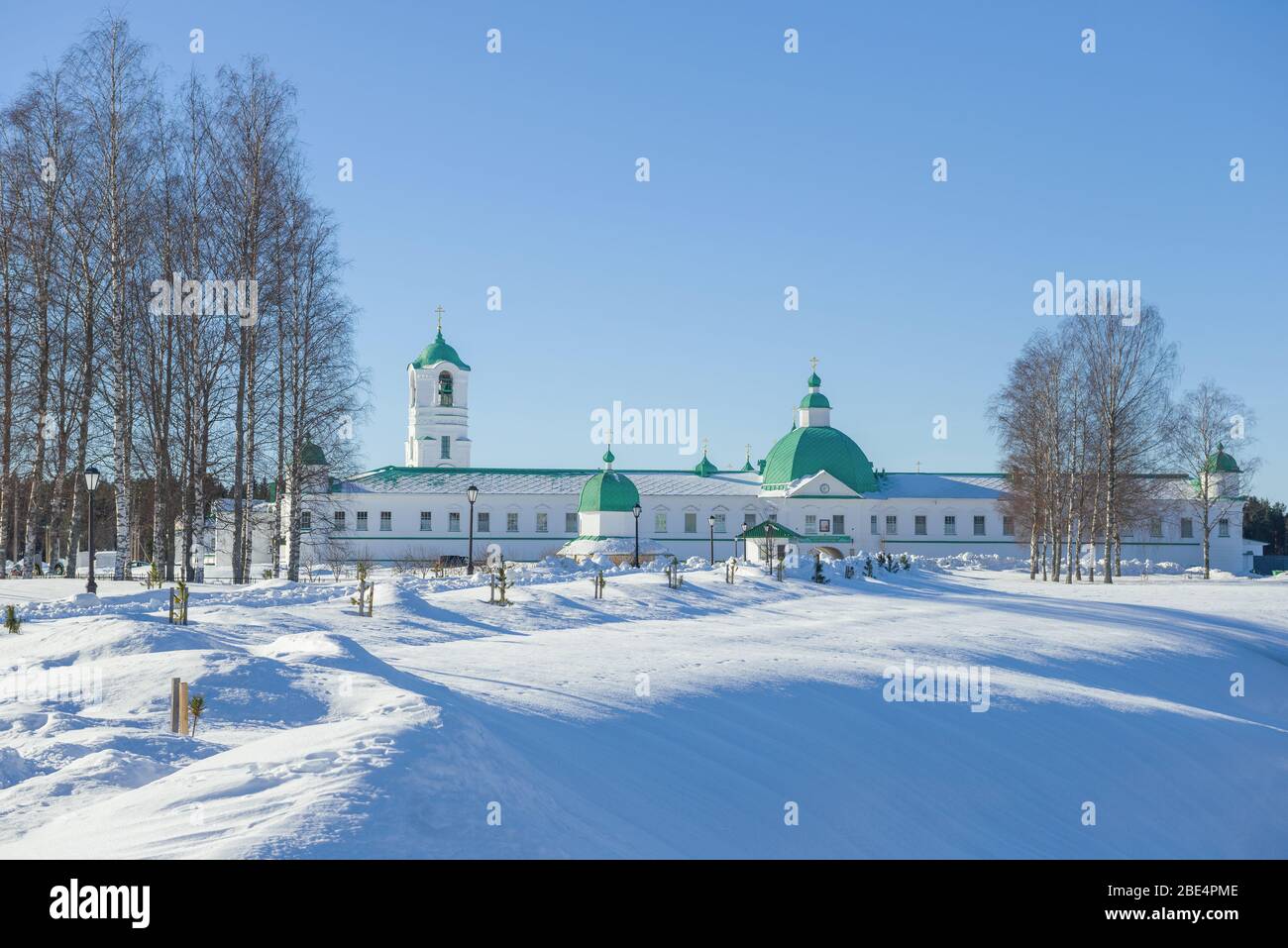 Vista del monastero della Santissima Trinità Alexander-Svirsky in una giornata soleggiata di febbraio. Regione di Leningrado, Russia Foto Stock