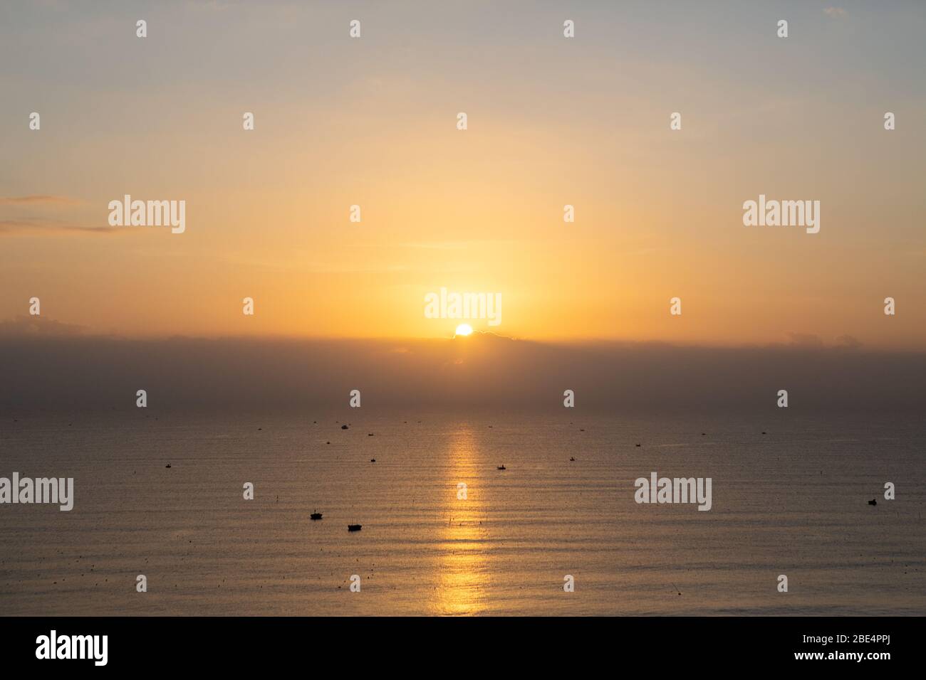 Alba sul Mar Cinese Meridionale Foto Stock