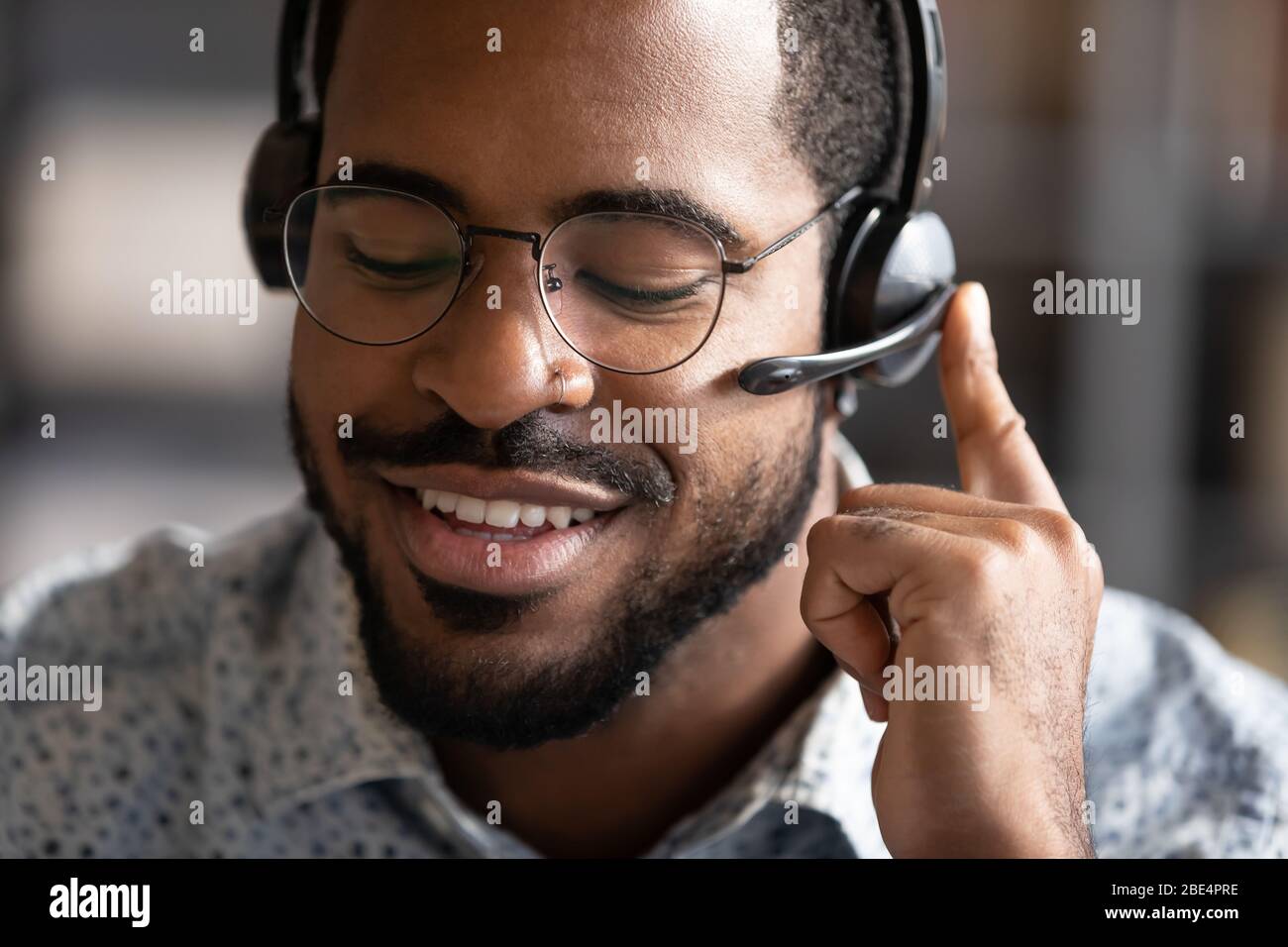 African american Professional supporto tecnico manager consulenza clienti. Foto Stock