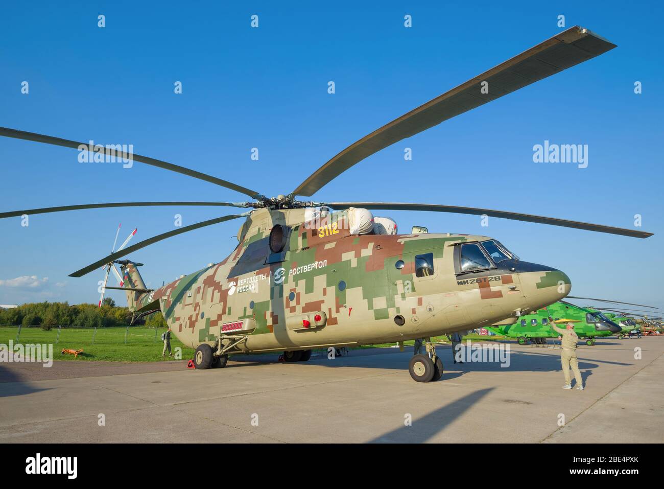 ZHUKOVSKY, RUSSIA - 30 AGOSTO 2019: Nuovo elicottero da trasporto pesante russo mi-26T2V per il MAKS-2019 Air show MAKS-2019 Foto Stock