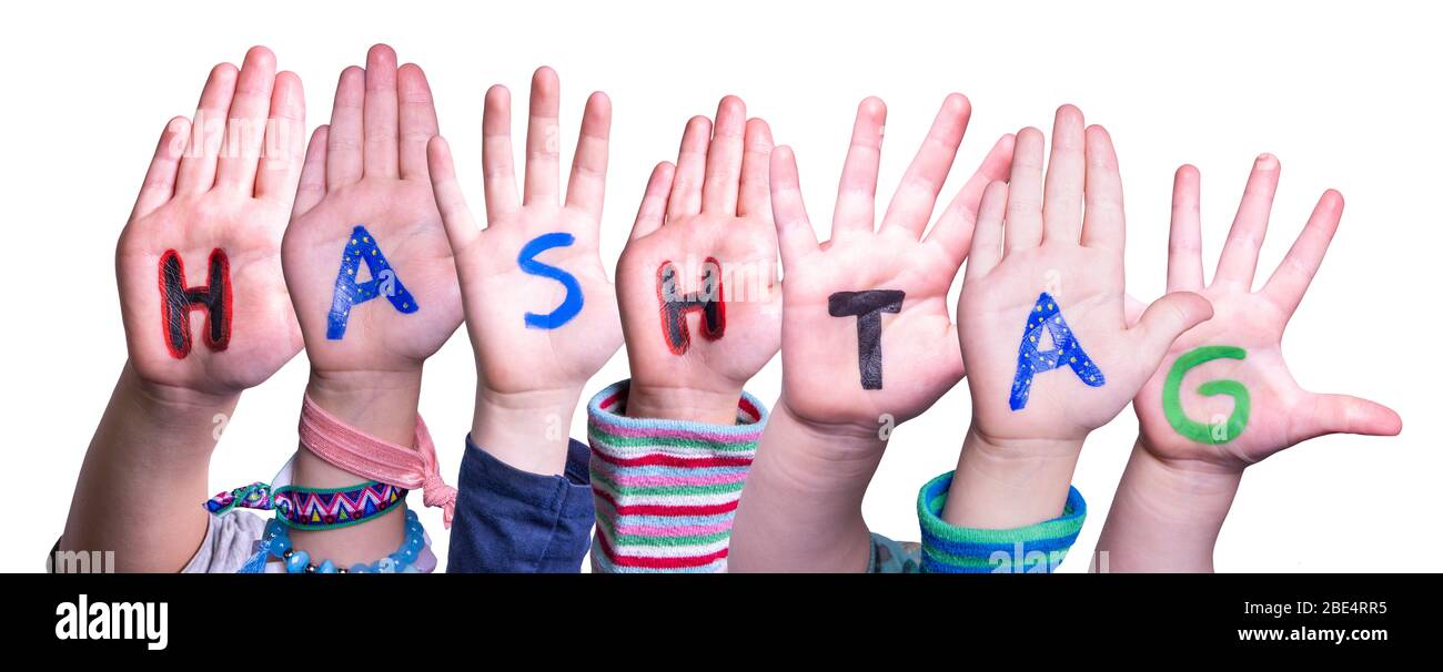 Bambini mani costruire parola hashtag, sfondo isolato Foto Stock