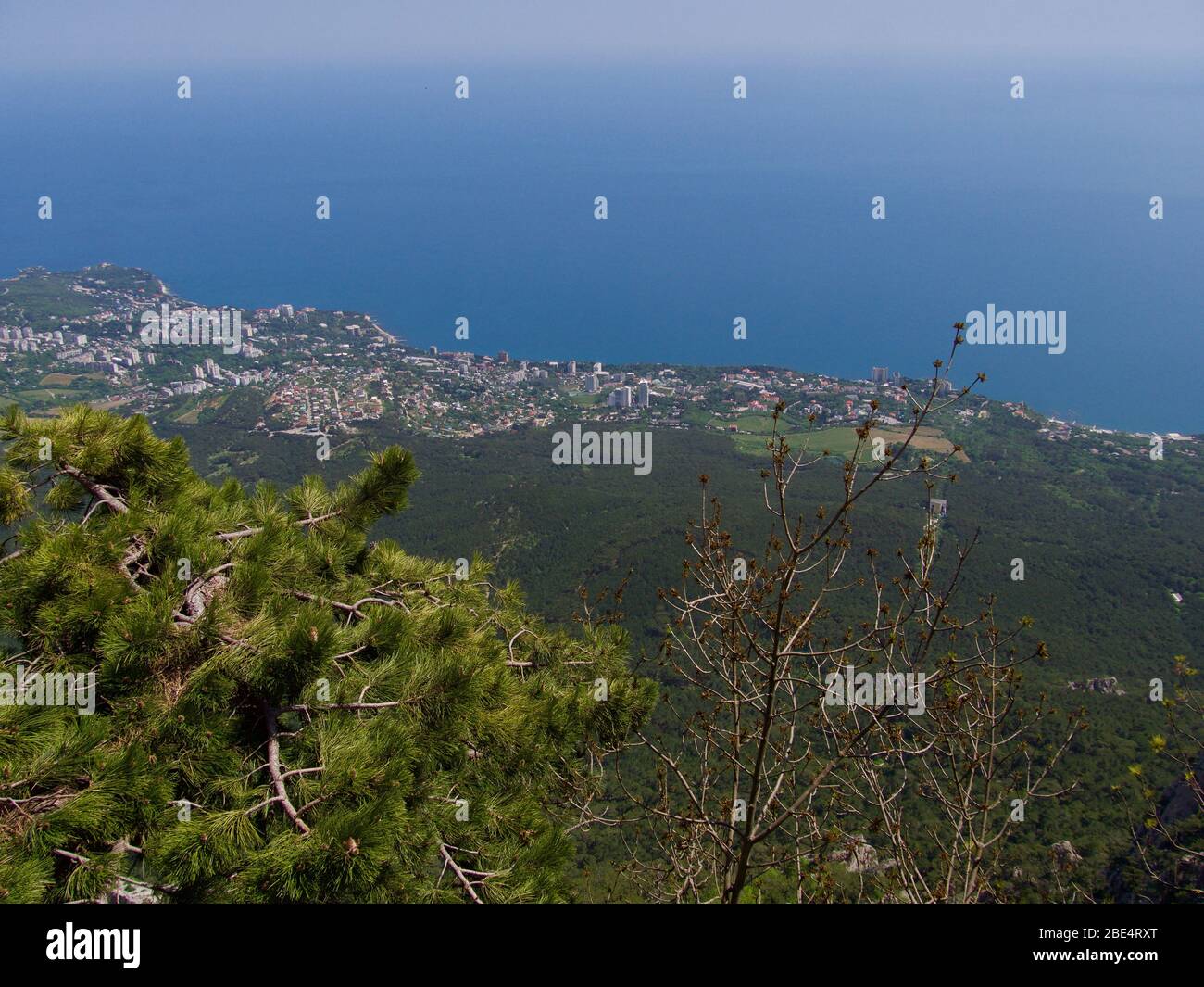 Sunny Aj-Petri Mountain vista superiore della Crimea, vero paradiso estivo Foto Stock