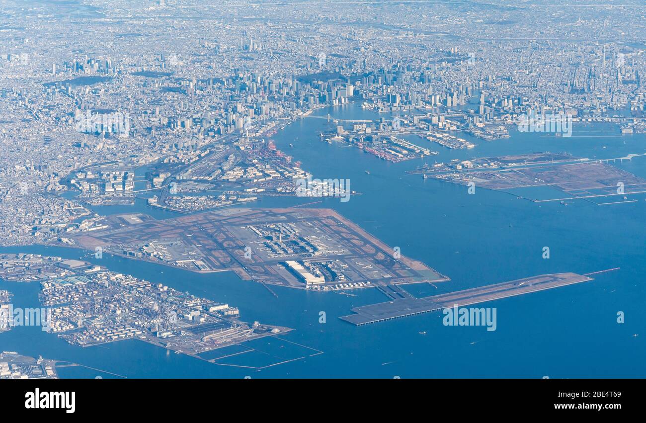 Aeroporto Haneda e vista generale di Tokyo, vista dall'aereo alla baia di Tokyo. Foto Stock