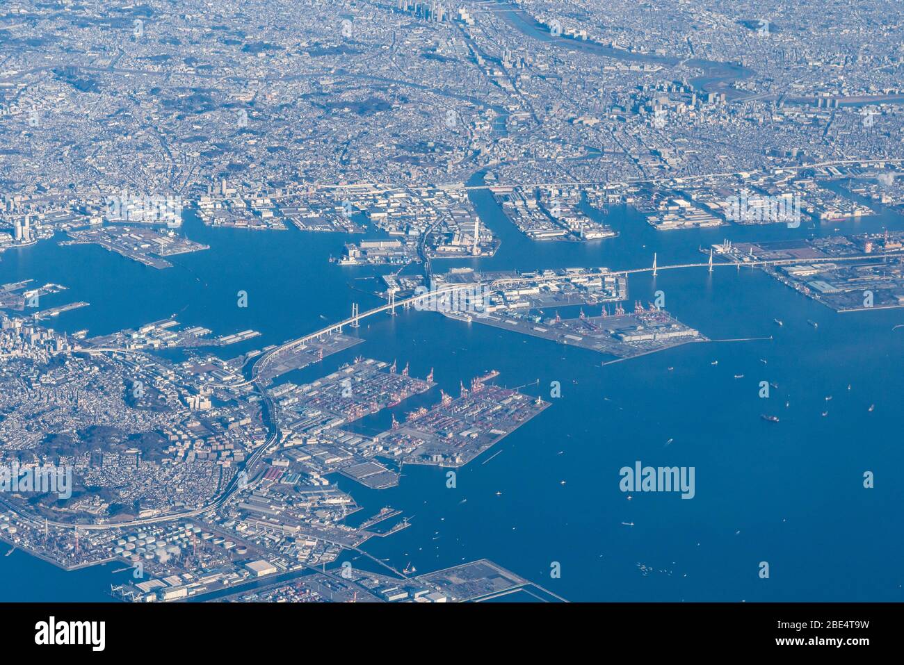 Vista aerea del Porto di Yokohama, della città di Yokohama, della prefettura di Kanagawa, Giappone, vista dall'aereo alla baia di Tokyo. Foto Stock
